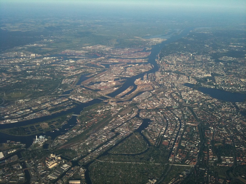 Hamburg Hafen Elbe Alster Die Puppen vorangehen lassen