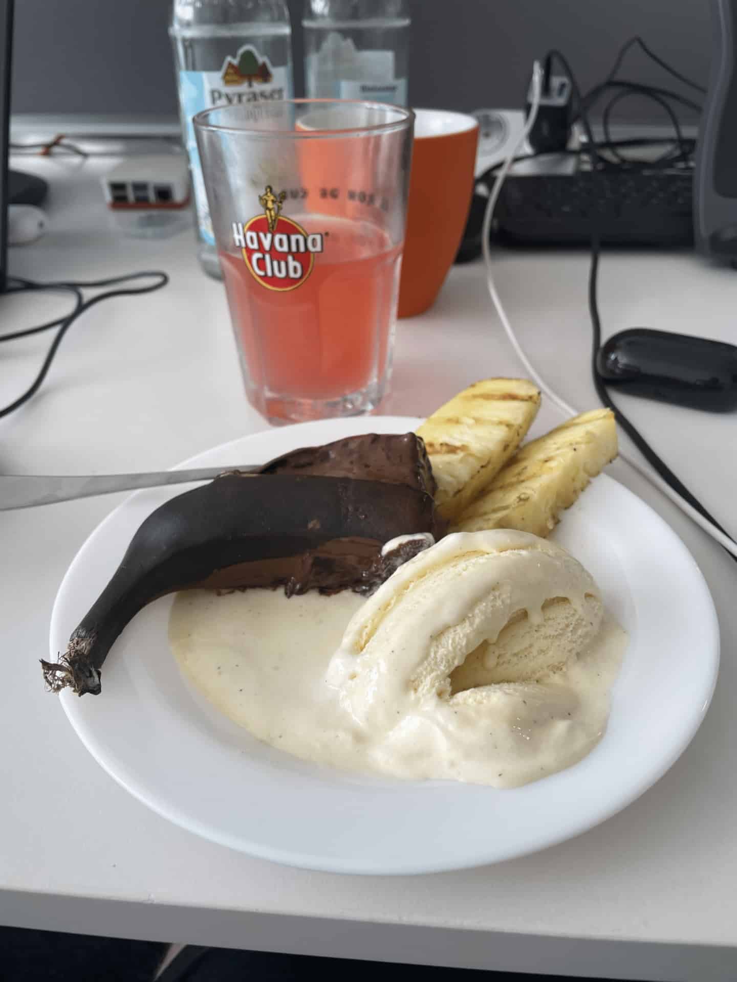 Nachtisch am Platz des Kollegen